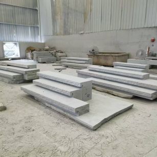咸阳 整石台阶（大面火烧+侧面自然面），出货前厂内拼装