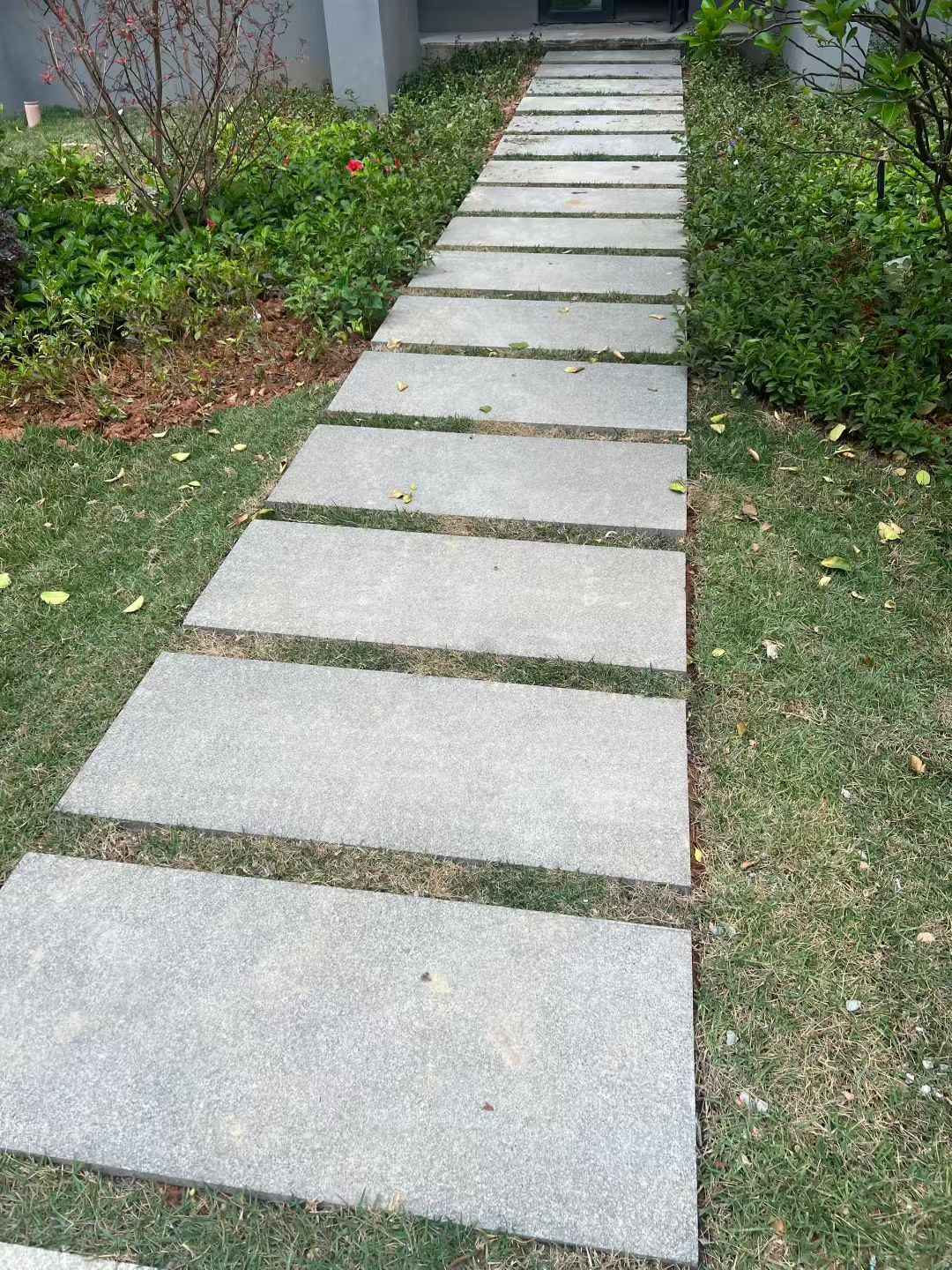 咸阳 芝麻黑小区踏步、汀步石铺装效果