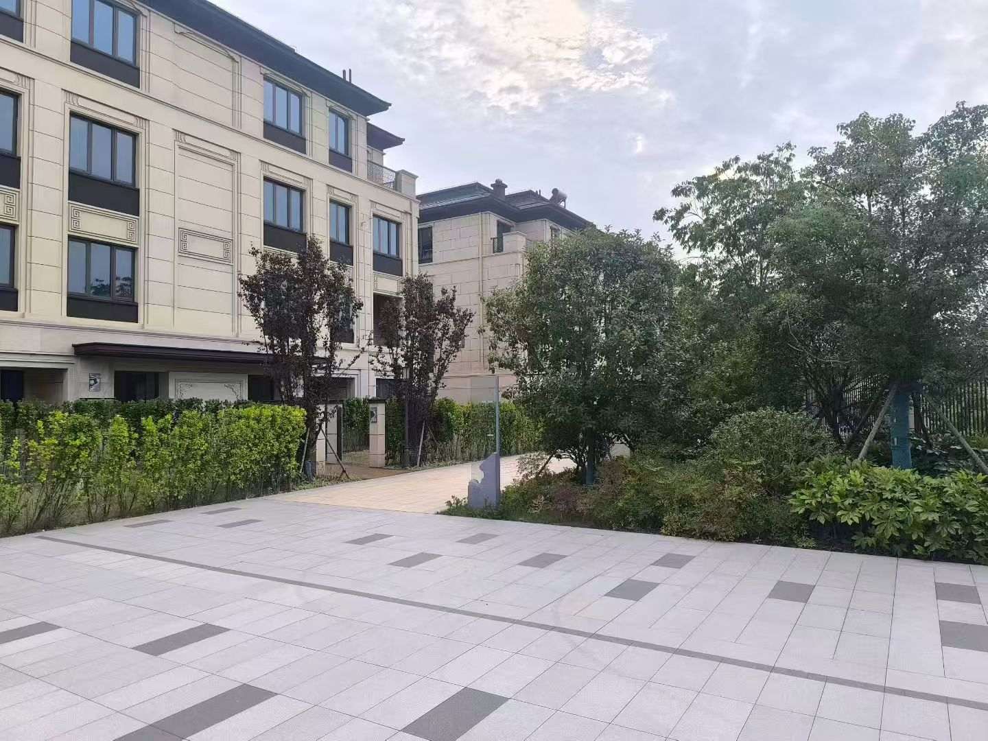 咸阳 芝麻白与芝麻白搭配铺装，尺寸1200*600